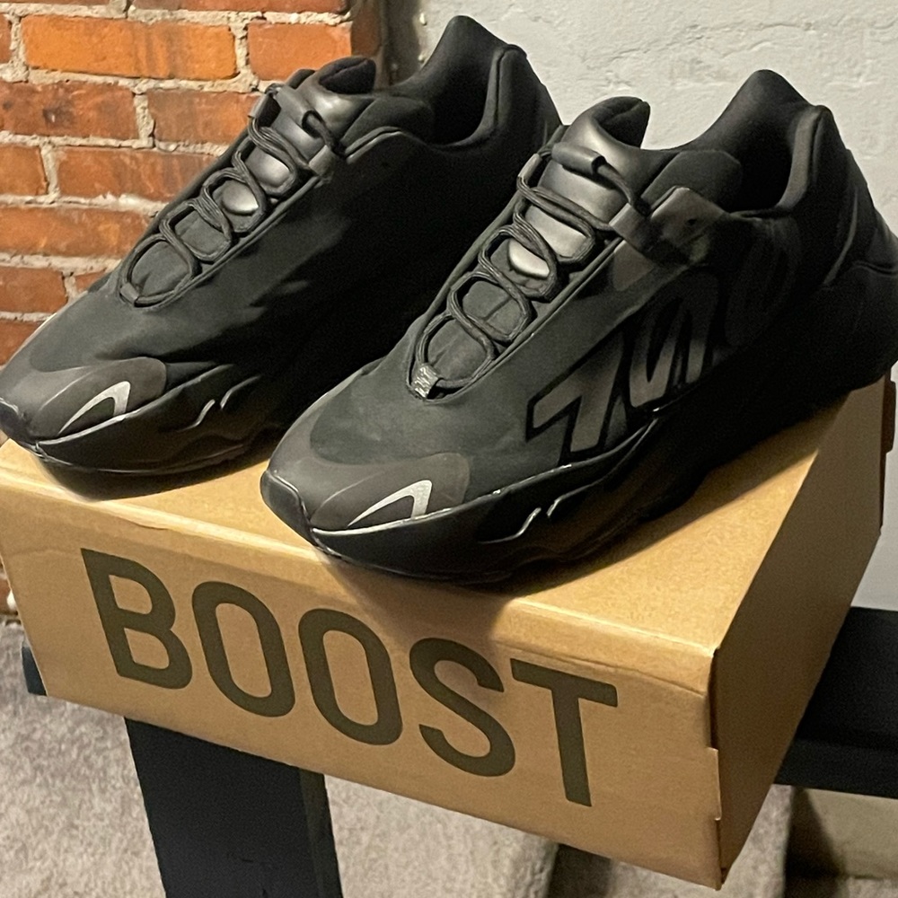 Adidas yeezy mnvn